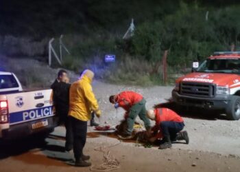 Bomberos asistieron a una mujer que se lesionó en el Cerro de la Cruz