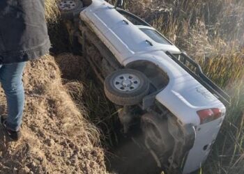 Cayó con su camioneta al arroyo