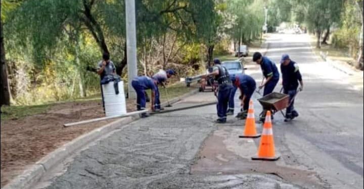 ATENCIÓN: TRANSITAR CON CUIDADO DICE AVENIDA CRUZ DE PIEDRA