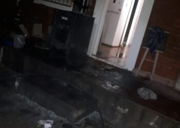 Bomberos voluntarios del Volcán asistieron en un incendio a una familia de los Puquios