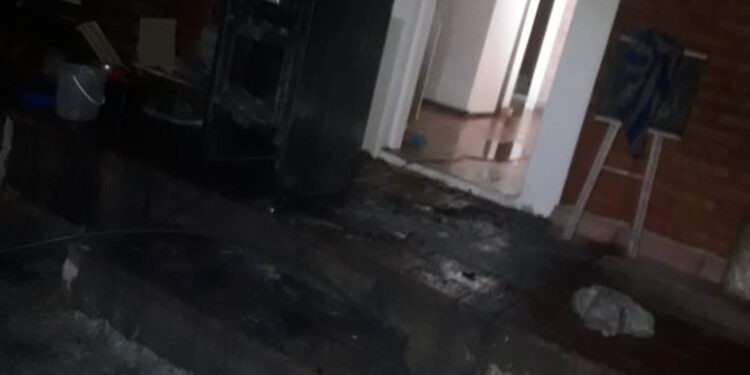 Bomberos voluntarios del Volcán asistieron en un incendio a una familia de los Puquios