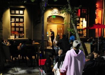 Desde el próximo lunes, bares y restaurantes podrán funcionar con un 50% de ocupación en espacios cerrados