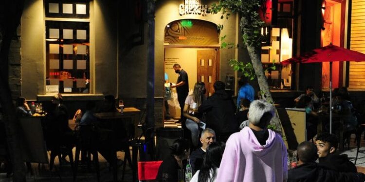 Desde el próximo lunes, bares y restaurantes podrán funcionar con un 50% de ocupación en espacios cerrados