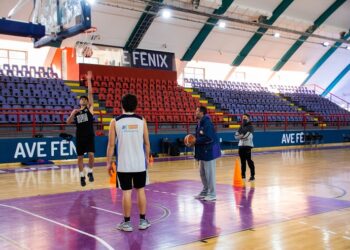 Basquetbolistas profesionales y de las preselecciones de Binacionales realizan un campus de entrenamiento en el “Ave Fénix”