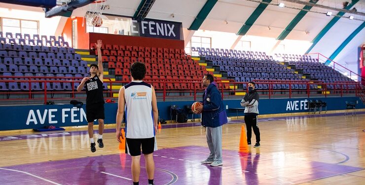 Basquetbolistas profesionales y de las preselecciones de Binacionales realizan un campus de entrenamiento en el “Ave Fénix”