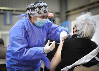 Ya son 300.000 las personas que recibieron al menos una dosis de la vacuna en la provincia