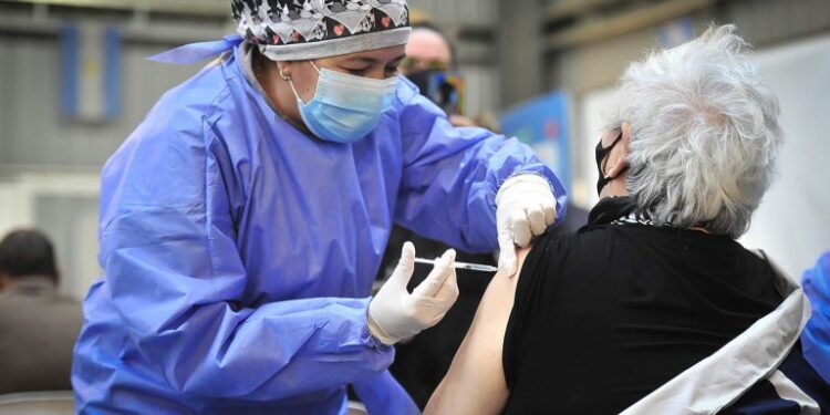 Ya son 300.000 las personas que recibieron al menos una dosis de la vacuna en la provincia