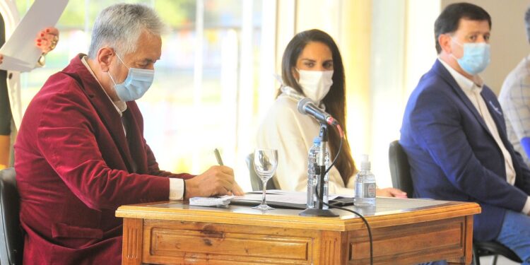 El gobernador firmó 43 nuevas obras para 32 municipios por más de $5 mil millones