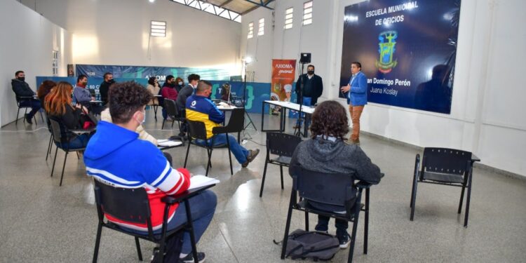 Más de 60 vecinos de Juana Koslay comenzaron a cursar este lunes los talleres gratuitos en la Escuela de Oficios municipal.