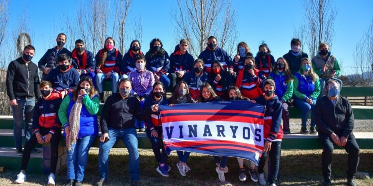 Alumnos de escuelas de diferentes parajes recibieron la indumentaria de su promoción