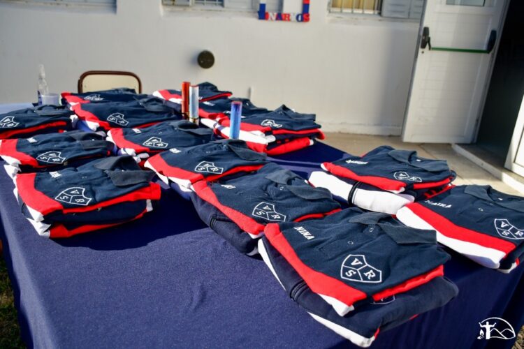 Alumnos de escuelas de diferentes parajes recibieron la indumentaria de su promoción