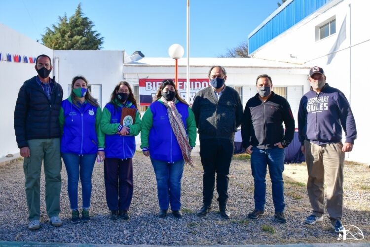 Alumnos de escuelas de diferentes parajes recibieron la indumentaria de su promoción