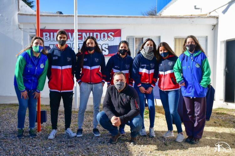 Alumnos de escuelas de diferentes parajes recibieron la indumentaria de su promoción