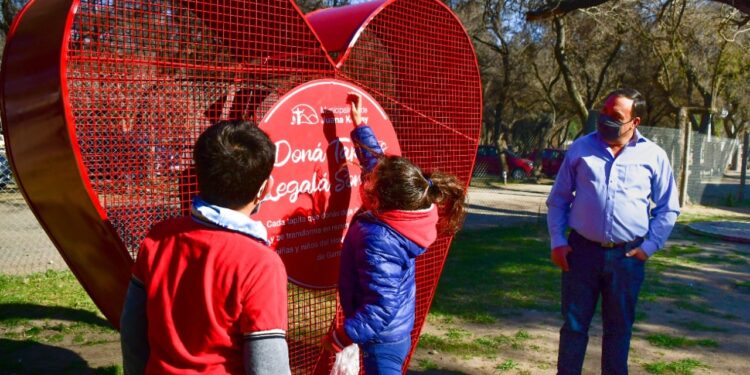 Instalaron otro corazón recolector de tapitas. Esta vez en el instituto San Vicente