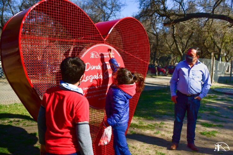 Instalaron otro corazón recolector de tapitas. Esta vez en el instituto San Vicente