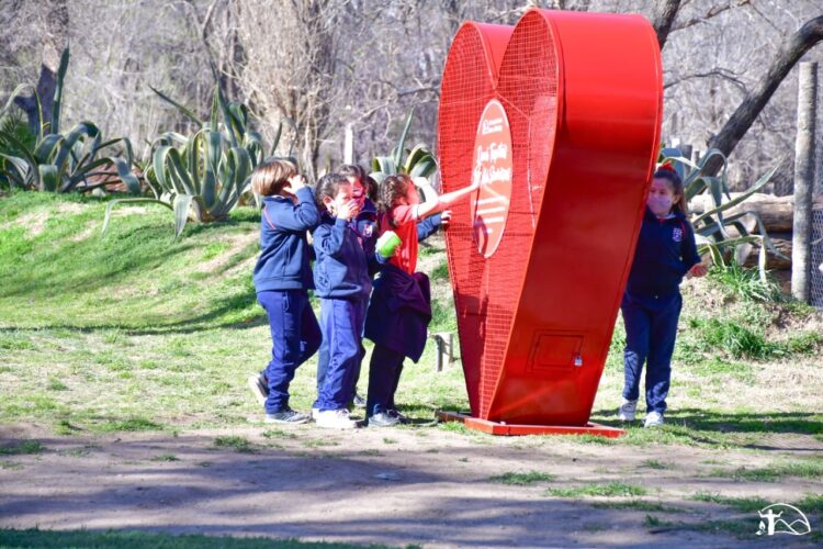 Instalaron otro corazón recolector de tapitas. Esta vez en el instituto San Vicente