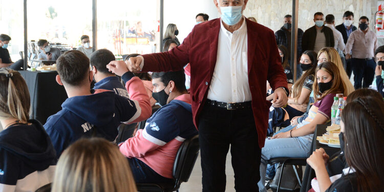 Los egresados, previo PCR, tendrán su semana del estudiante en El Trapiche: lo consensuaron con el gobernador este martes