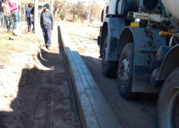 Continúa la ampliación del cordón cuneta en barrio San Roque