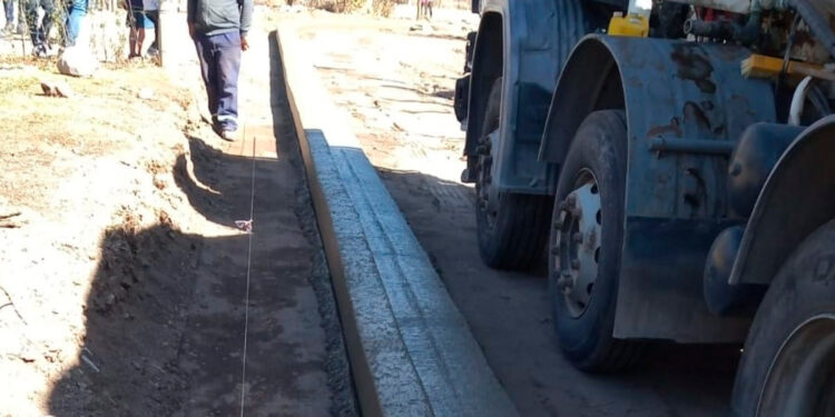 Continúa la ampliación del cordón cuneta en barrio San Roque