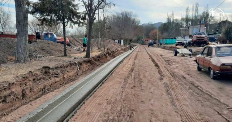 Continúa la ampliación del cordón cuneta en barrio San Roque