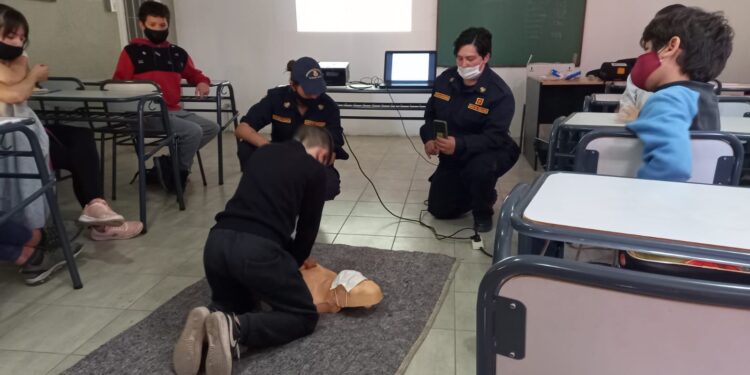 Bomberos voluntarios del Volcán dieron un taller de RCP a cadetes y niños.