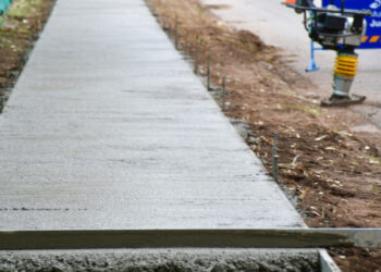 Continúa la construcción de veredas y dársenas de estacionamiento