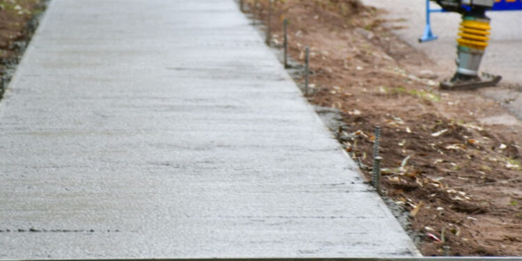 Continúa la construcción de veredas y dársenas de estacionamiento