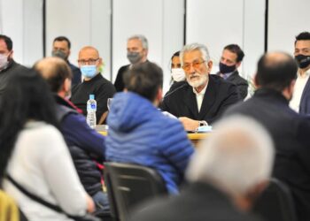 Entregarán 5.000 computadoras a alumnos vulnerables que estén cursando entre 1º y 4º grado y reforzarán el servicio de wifi gratuito en toda la provincia