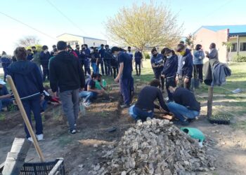 Personal del Vivero Cruz de Piedra visitaron la esc. N 37 Ing. Germán Lallemant