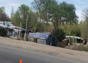 Un camión cisterna se accidentó y fue a parar al frente de unas viviendas