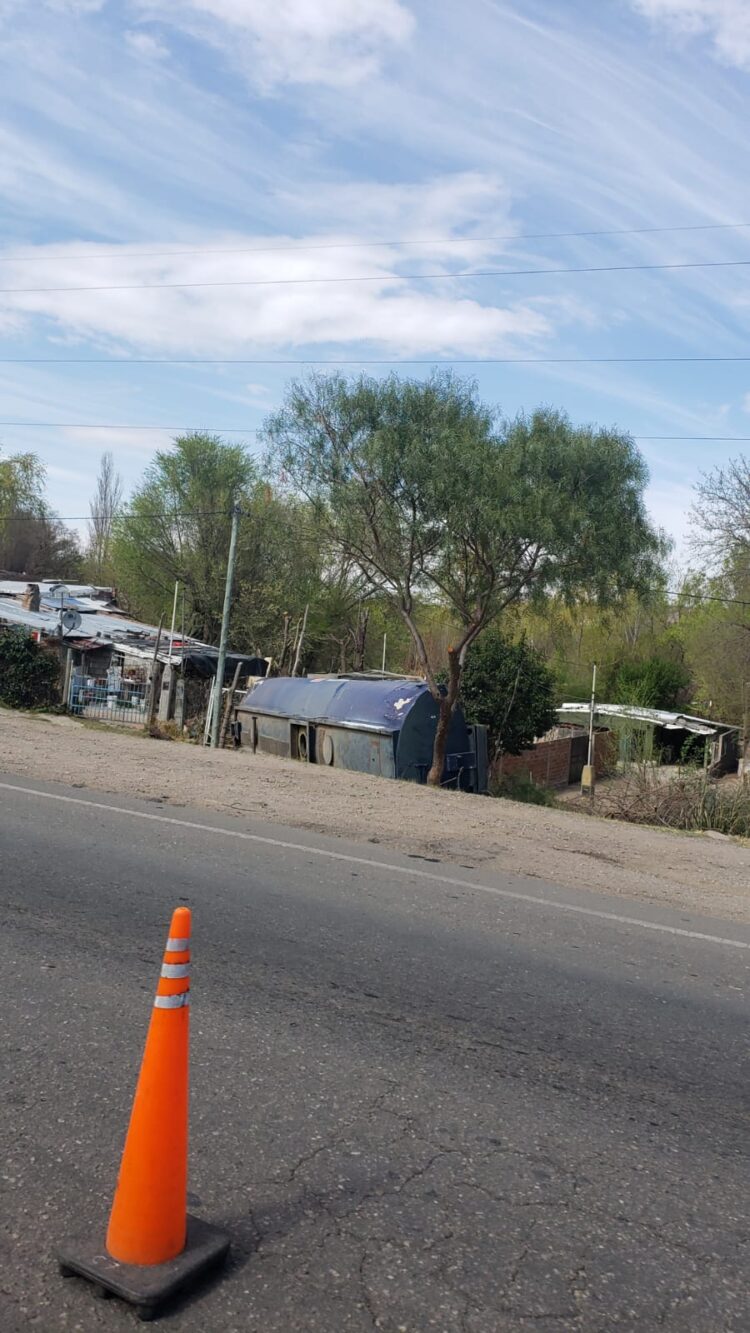 Un camión cisterna se accidentó y fue a parar al frente de unas viviendas