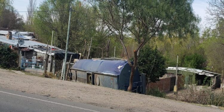 Un camión cisterna se accidentó y fue a parar al frente de unas viviendas