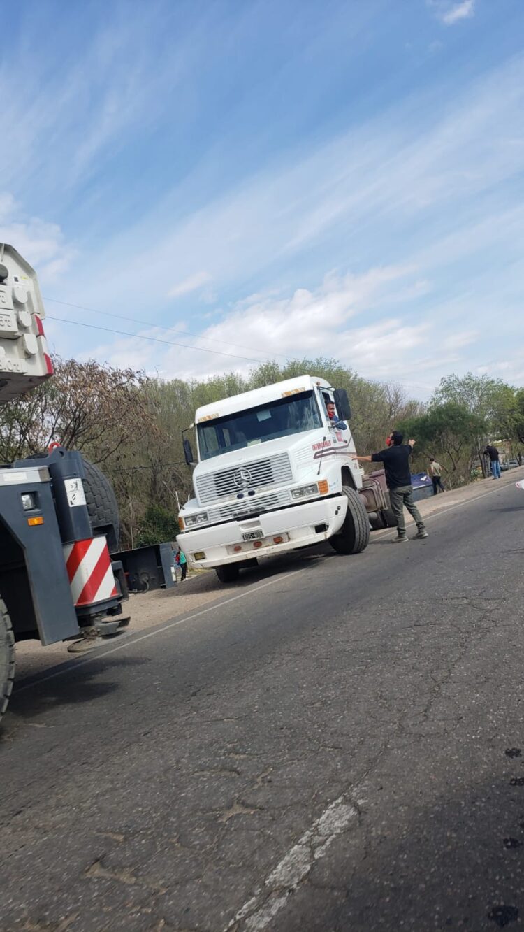 Un camión cisterna se accidentó y fue a parar al frente de unas viviendas