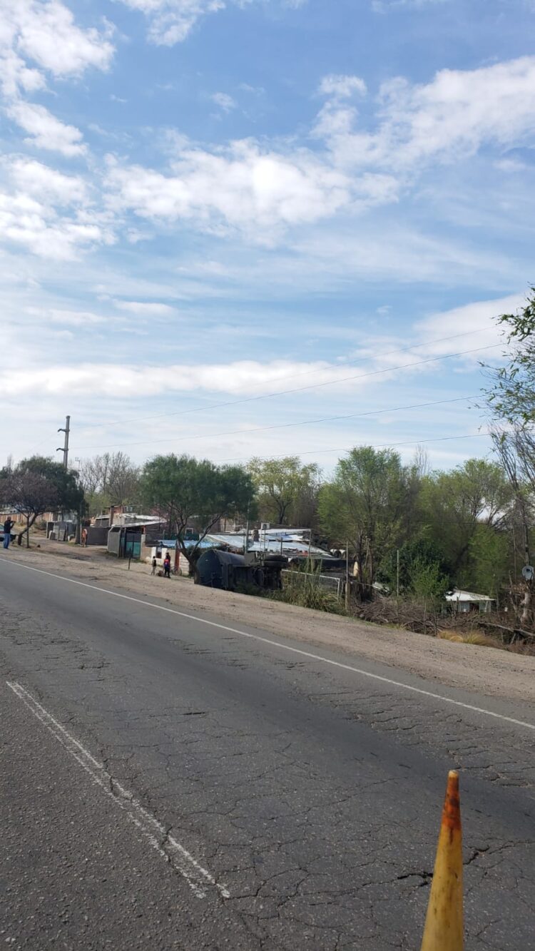 Un camión cisterna se accidentó y fue a parar al frente de unas viviendas