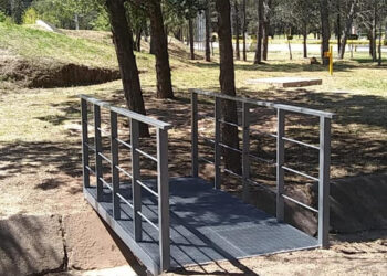 Colocaron nuevos puentes peatonales en alrededores del barrio Cerro Colorados