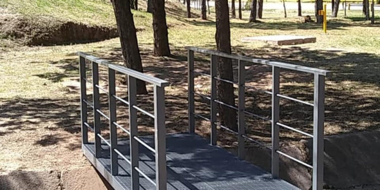 Colocaron nuevos puentes peatonales en alrededores del barrio Cerro Colorados
