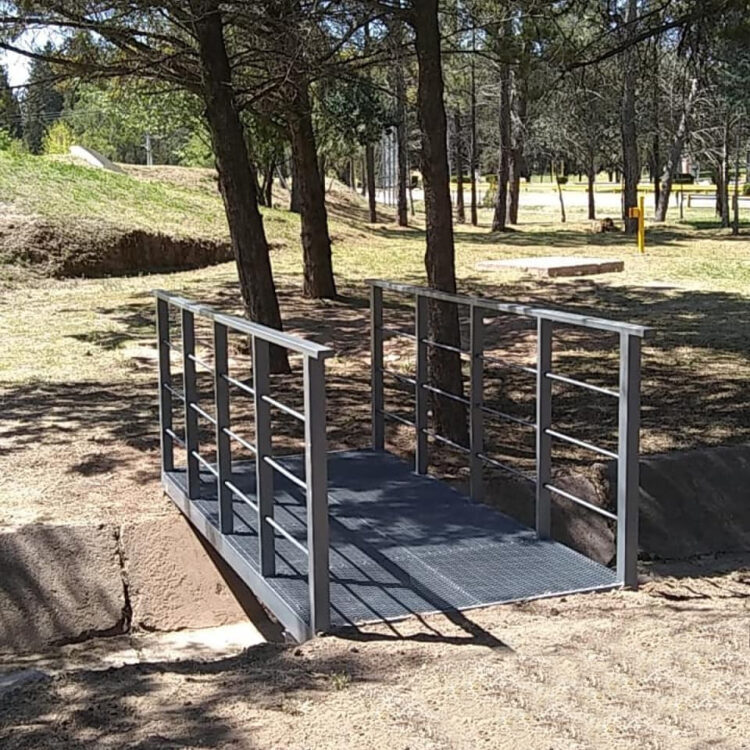 Colocaron nuevos puentes peatonales en alrededores del barrio Cerro Colorados
