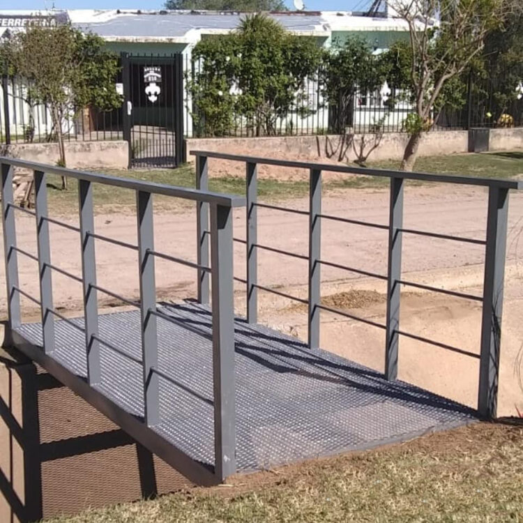 Colocaron nuevos puentes peatonales en alrededores del barrio Cerro Colorados