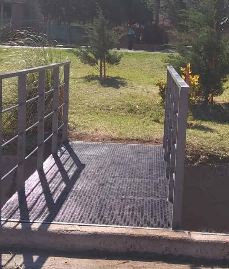 Colocaron nuevos puentes peatonales en alrededores del barrio Cerro Colorados