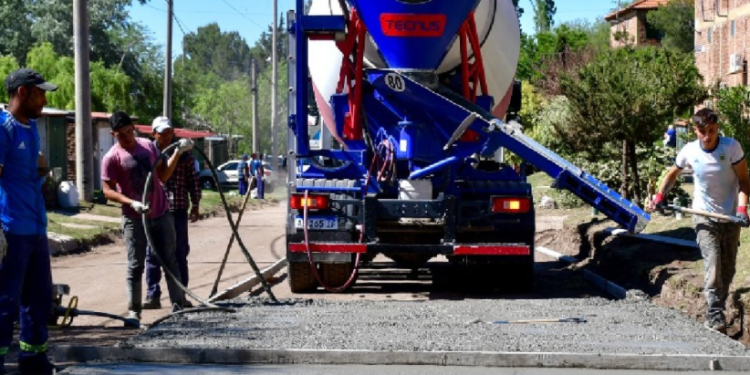 Tareas de hormigonado para el barrio “Viviendas Puntanas” de UPCN