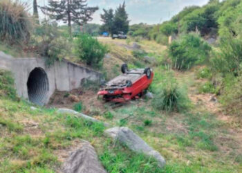 Vuelco de vehículo en autopista Los Puquios