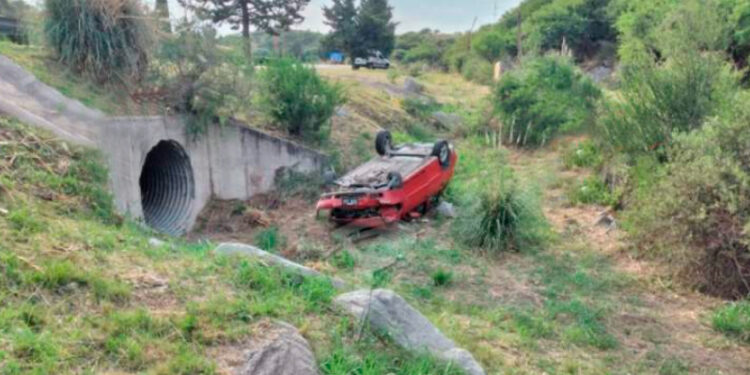 Vuelco de vehículo en autopista Los Puquios