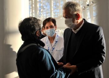 El gobernador dio la bienvenida a los primeros pacientes de consultorios externos y el área de diagnóstico por imágenes del Hospital “Ramón Carrillo”