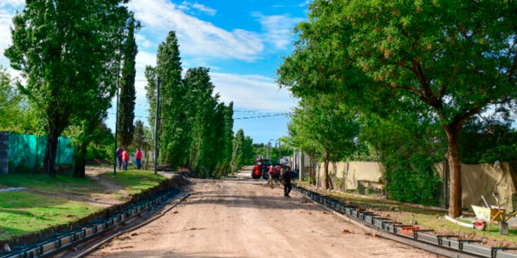 Construcción de cordón cuneta en barrio Francisco Loyola