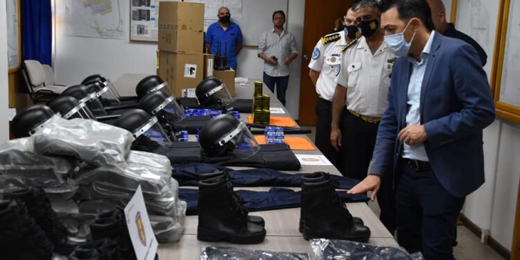 La Policía recibió nuevo equipamiento e indumentaria.