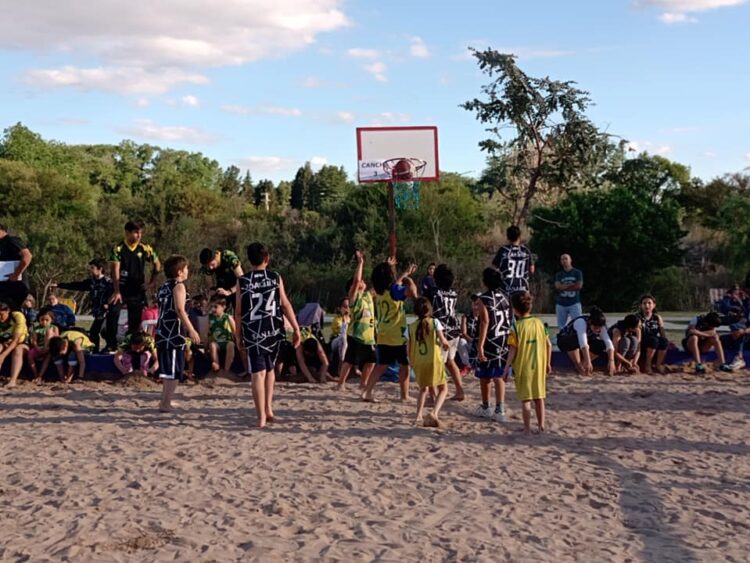 La fiesta del Mini Básquet se vivió a pleno en Juana Koslay