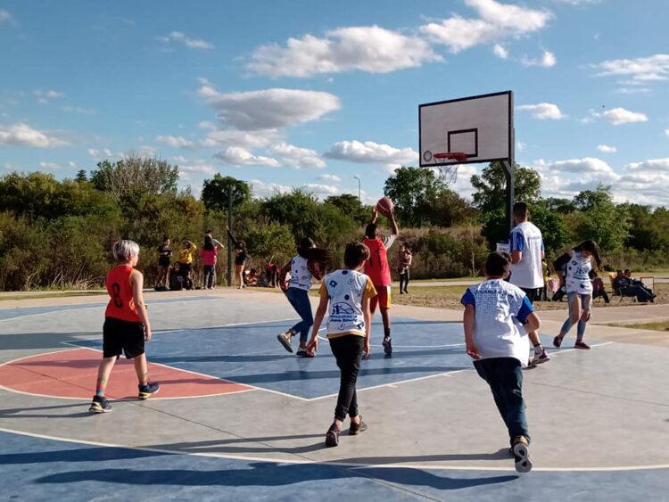 La fiesta del Mini Básquet se vivió a pleno en Juana Koslay