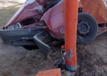 Un auto impactó fuertemente contra una luminaria.