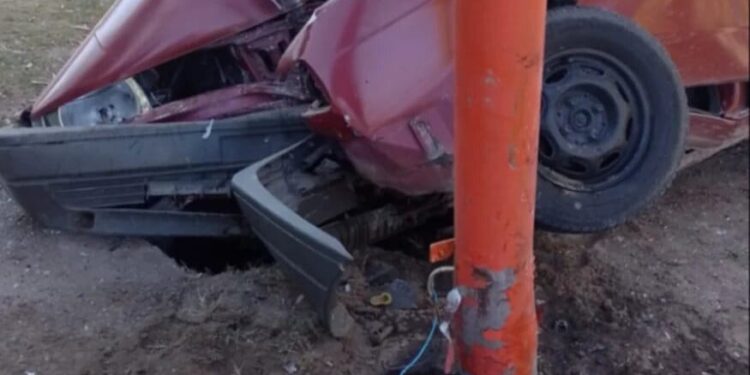 Un auto impactó fuertemente contra una luminaria.