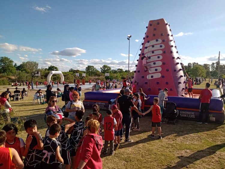 La fiesta del Mini Básquet se vivió a pleno en Juana Koslay